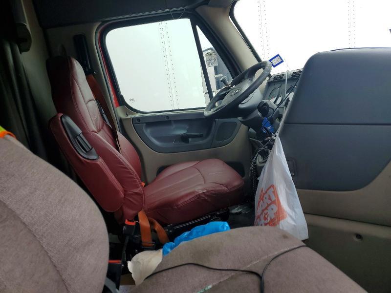 2016 Freightliner Cascadia 1