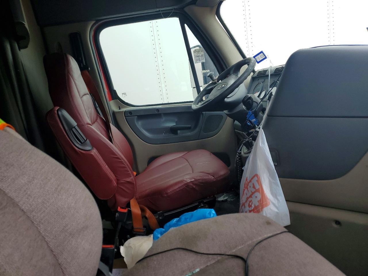 2016 Freightliner Cascadia 1