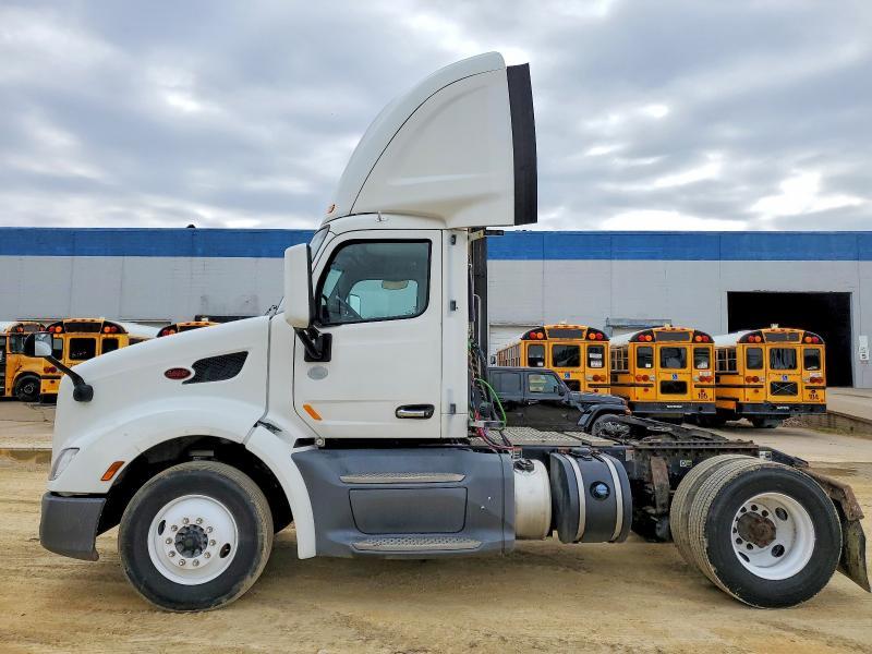 2017 Peterbilt 579 Semi Truck