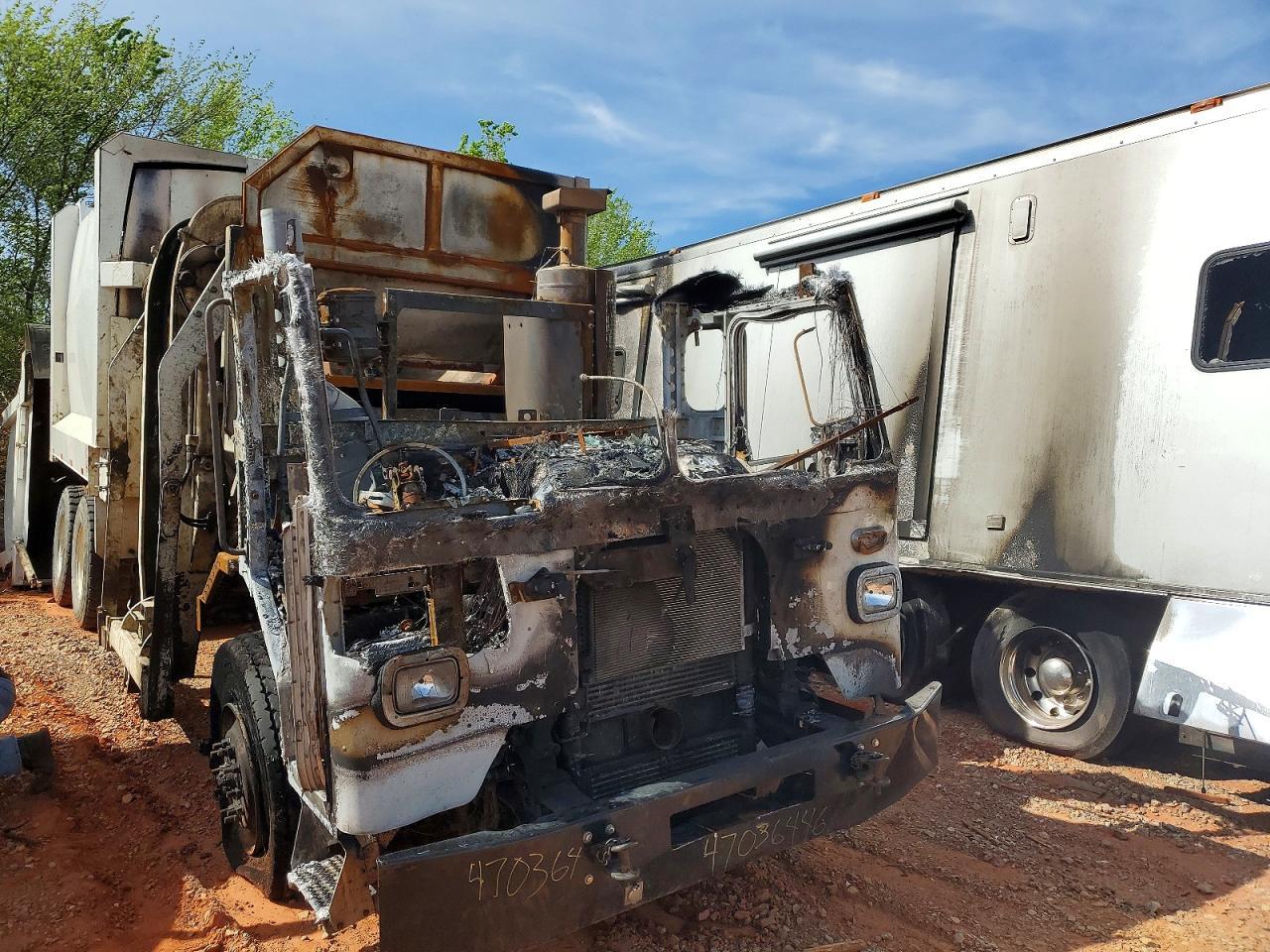 2022 Peterbilt 520 Refuse Truck