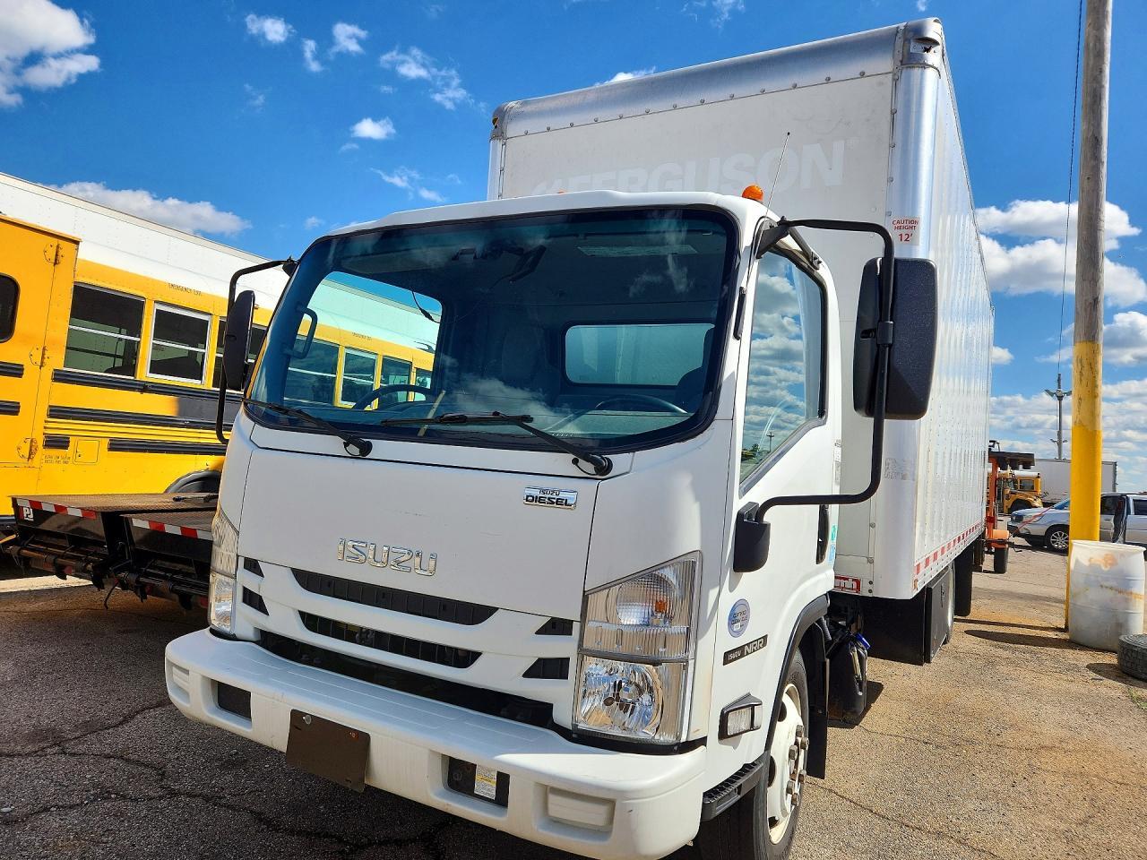 2017 Isuzu NRR BOX Truck