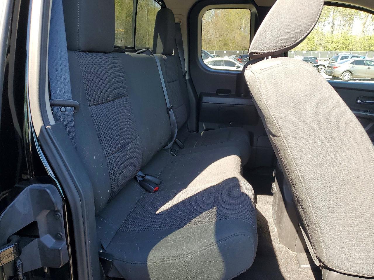 2015 Nissan Titan SV