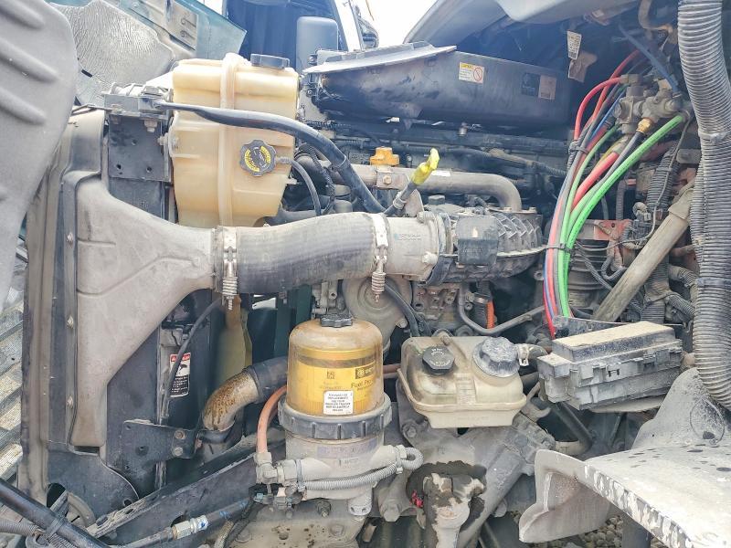 2018 Freightliner Cascadia 1-semi Truck