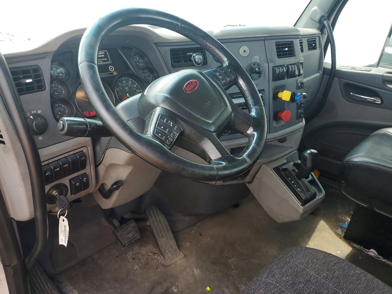 2016 Peterbilt 579 Semi Truck