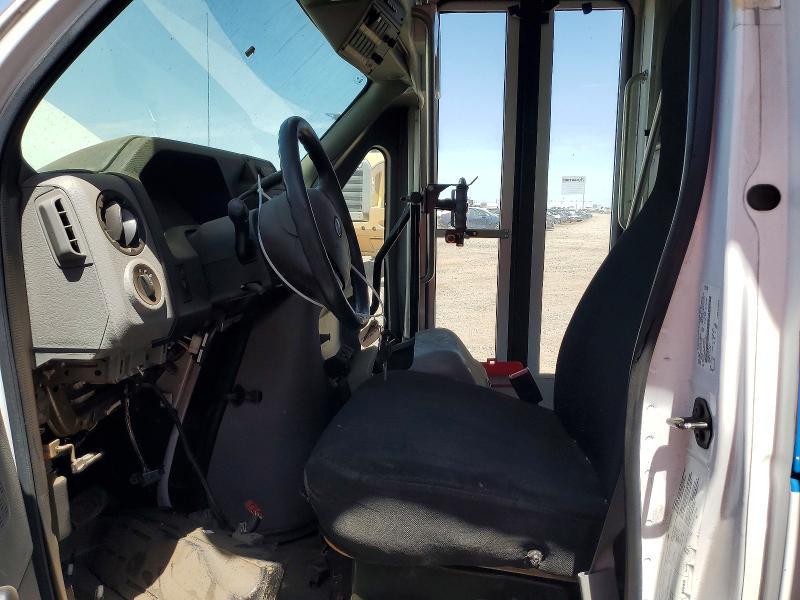 2017 Ford Econoline E450 Super Duty Cutaway Van