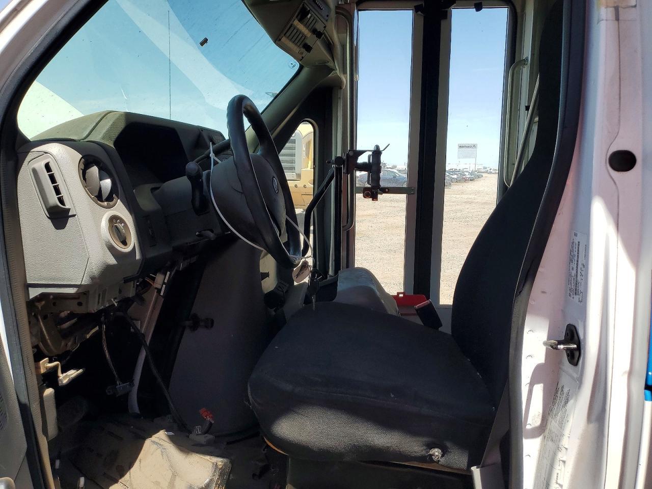 2017 Ford Econoline E450 Super Duty Cutaway Van