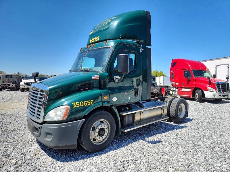 2016 Freightliner Cascadia 1-semi Truck