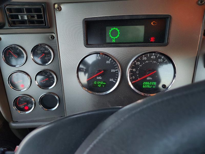 2015 Kenworth T330 Semi Truck