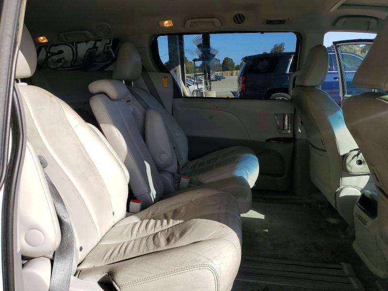 2014 Toyota Sienna xle 8-passenger