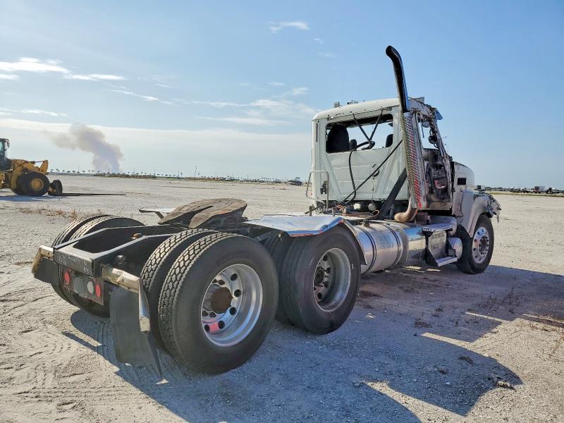 2016 Mack CHU613 Semi Truck