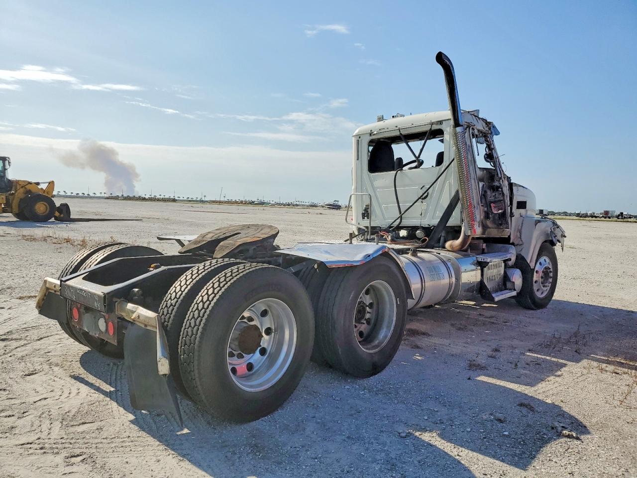2016 Mack CHU613 Semi Truck
