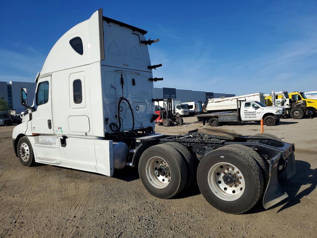 2020 Freigliner 2020 Freightliner Cascadia 126 Semi Truck