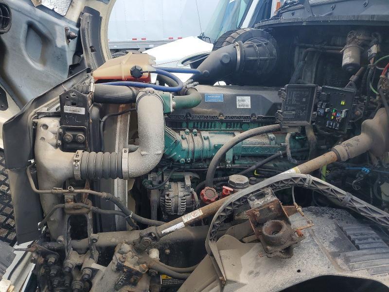 2015 Volv O VNL Semi Truck