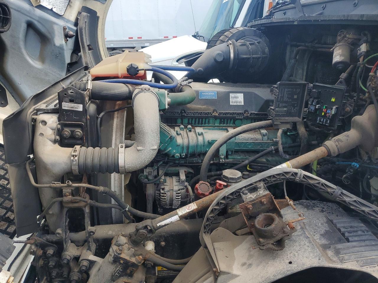 2015 Volv O VNL Semi Truck