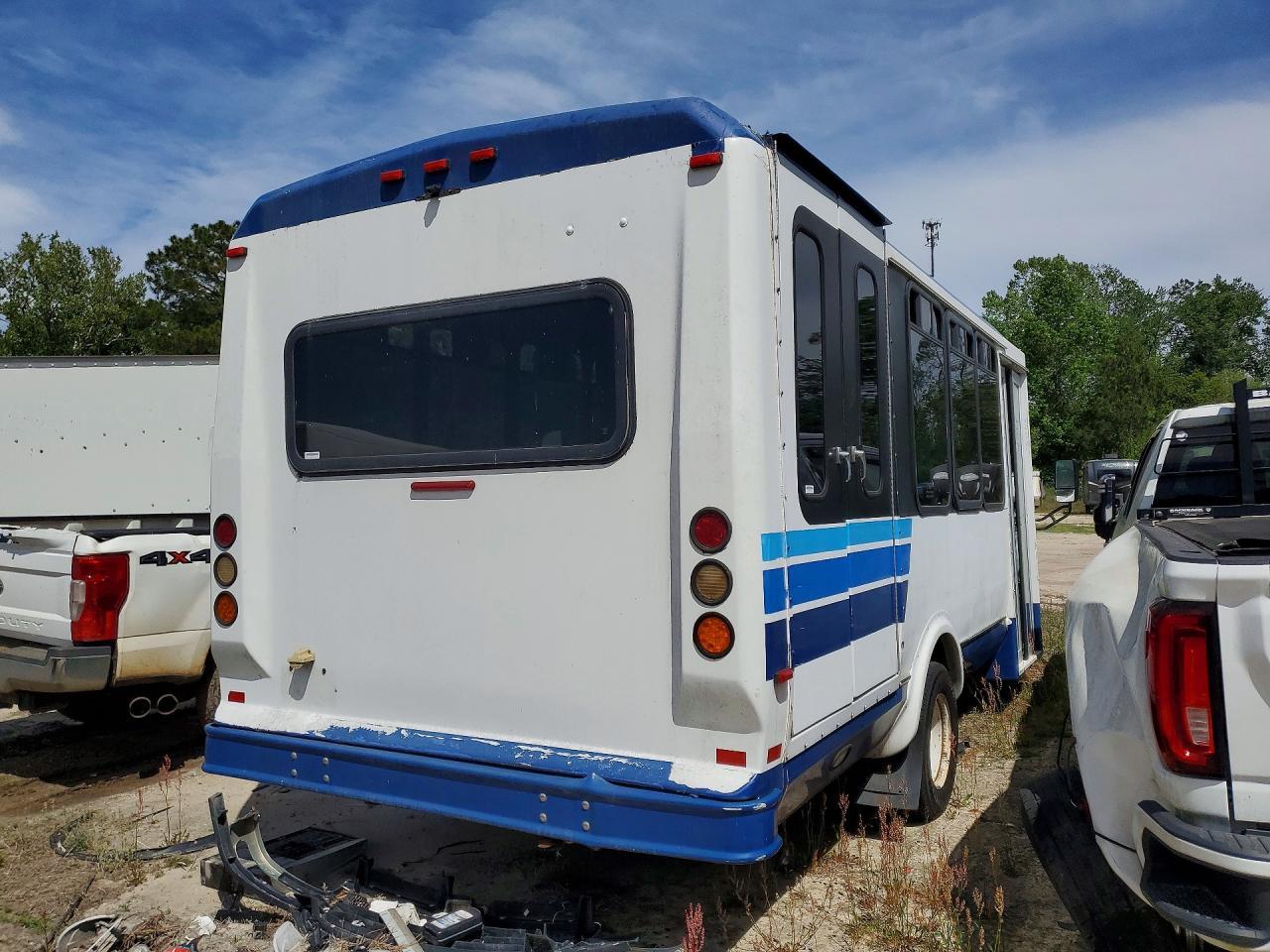 2015 Ford Econoline E450 Super Duty Cutaway Van