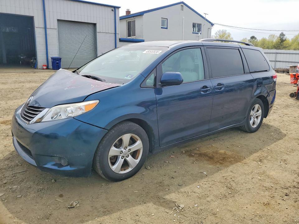 2012 Toyota Sienna le 8-passenger