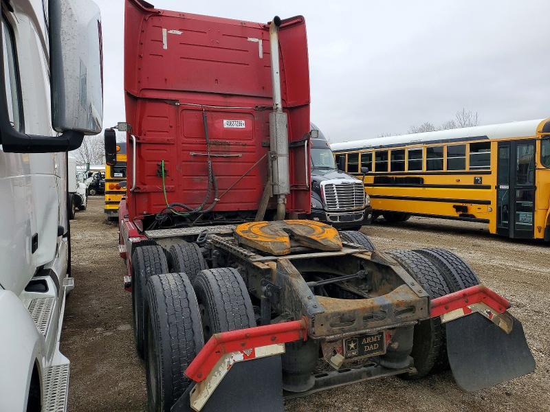 2005 Volvo VNL Semi Truck