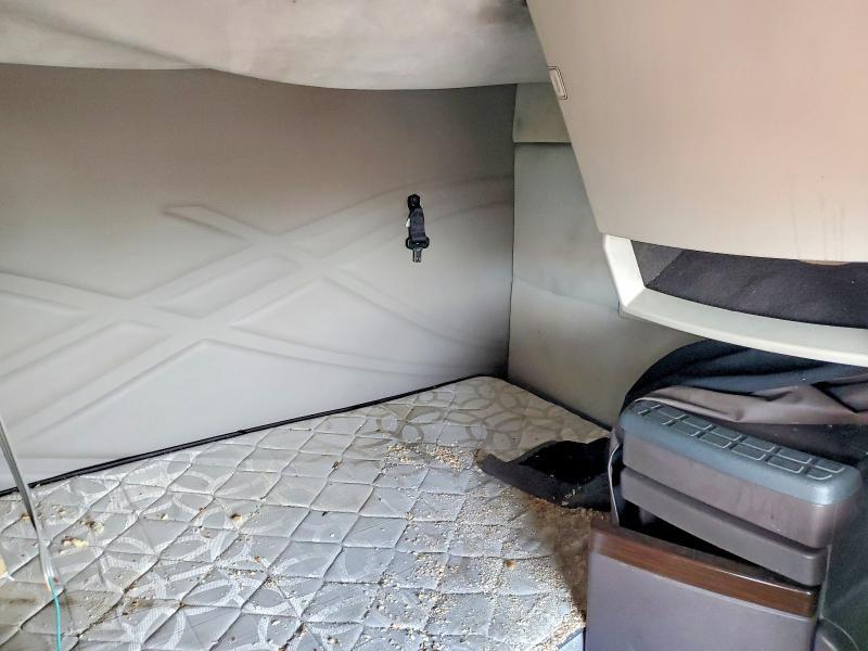 2015 Volv O VNL Semi Truck