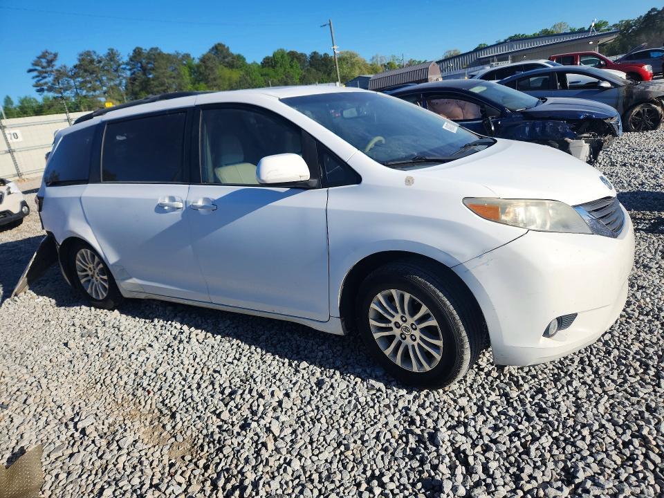 2011 Toyota Sienna xle 8-passenger