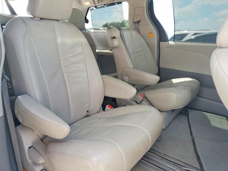 2011 Toyota Sienna xle 8-passenger