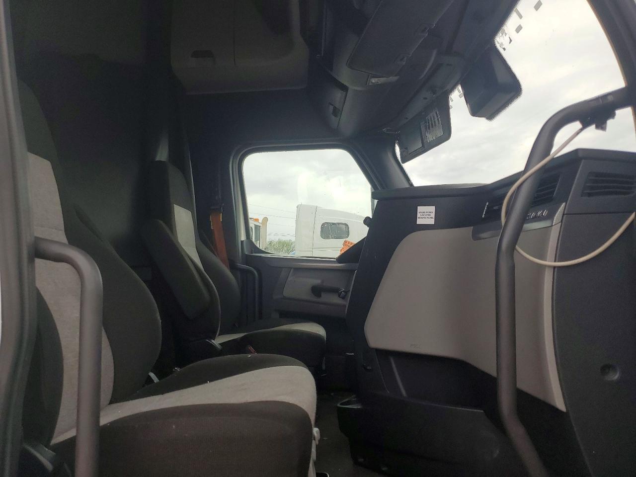 2020 Freigliner 2020 Freightliner Cascadia 126 Semi Truck