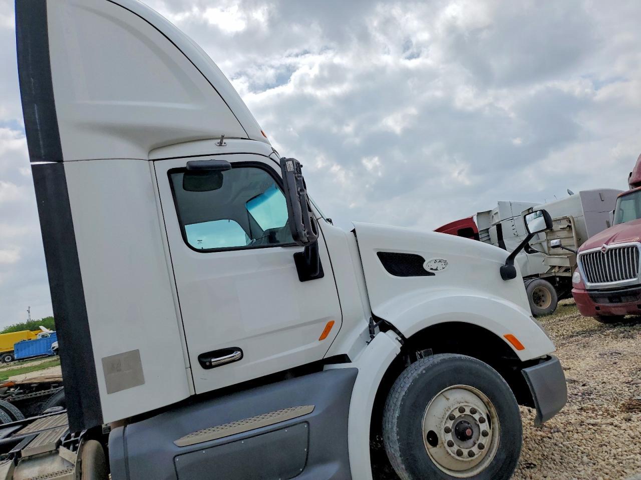 2018 Peterbilt 579 Semi Truck