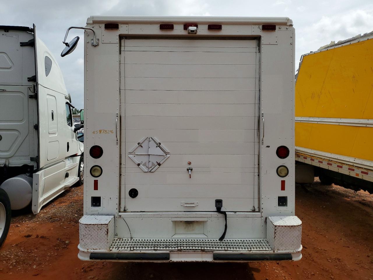 1999 Freightliner MT45 Chassis Delivery Truck
