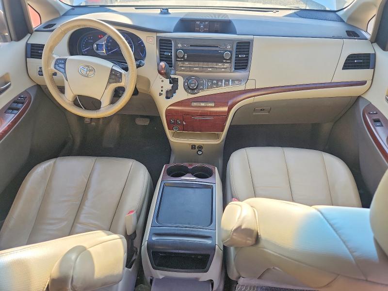 2011 Toyota Sienna xle 8-passenger