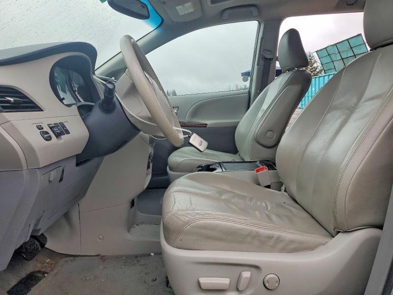 2012 Toyota Sienna xle 8-passenger