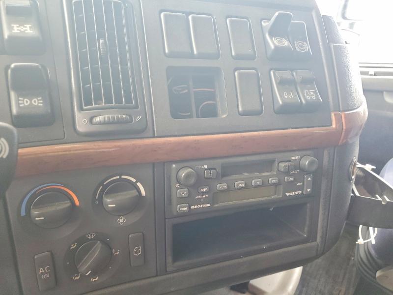 2004 Volv O VNL Semi Truck