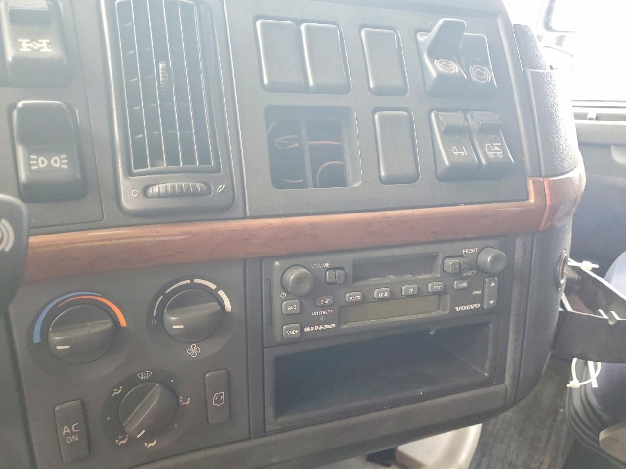 2004 Volv O VNL Semi Truck
