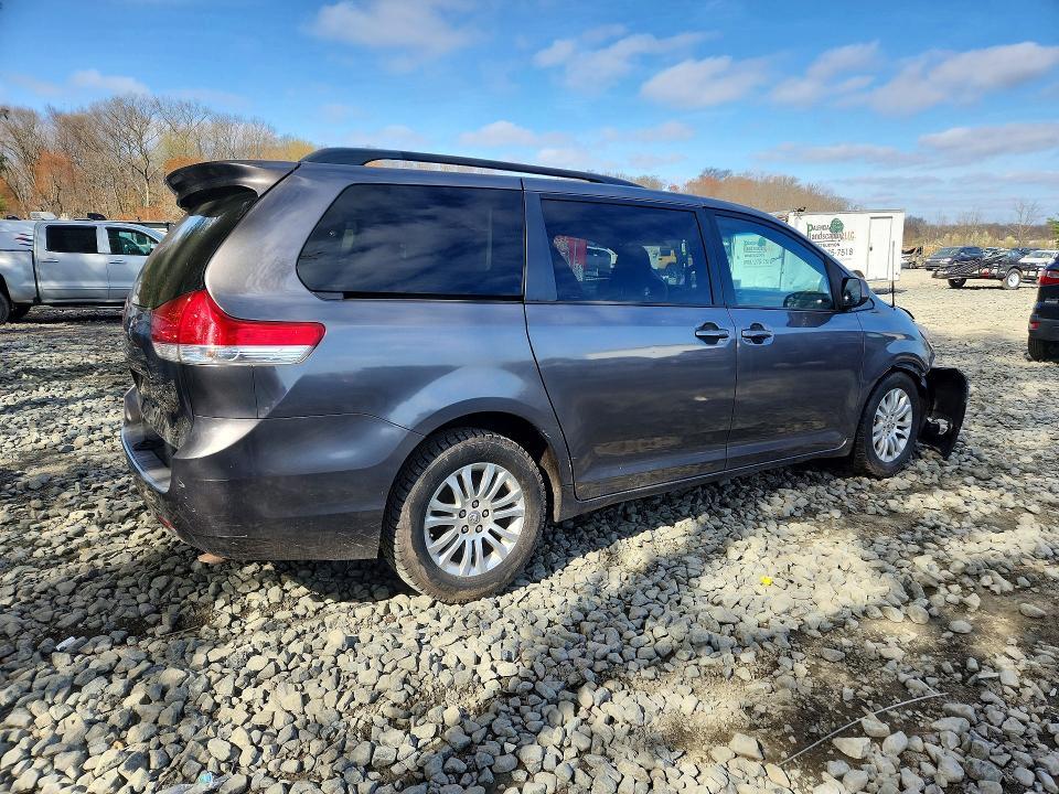 2011 Toyota Sienna xle 8-passenger