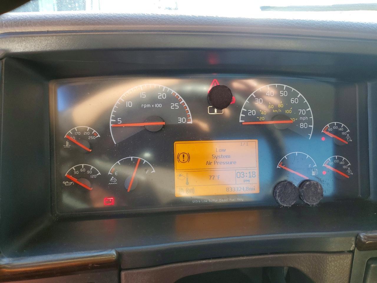2014 Volv O VNL Semi Truck