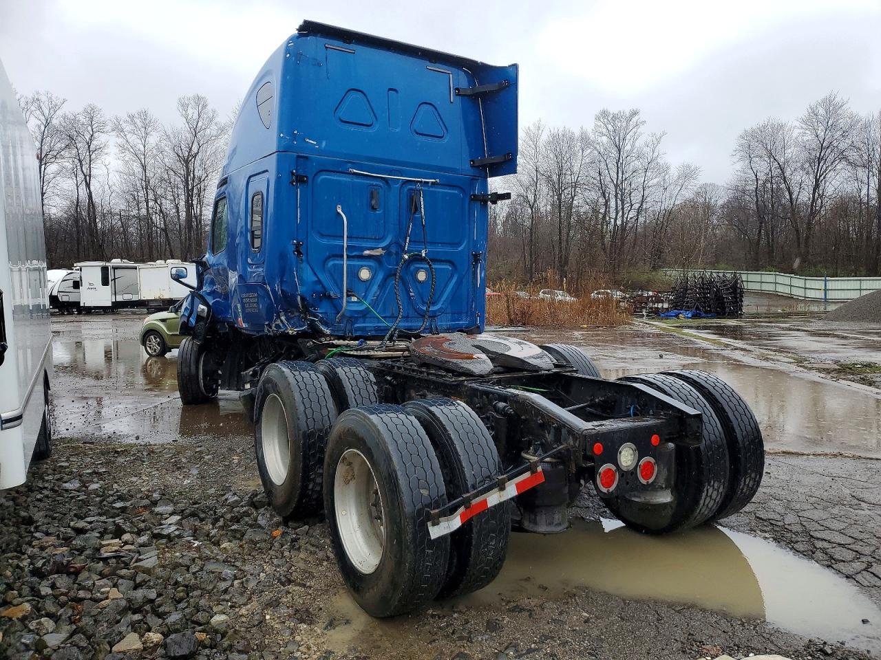 2018 Freigliner 2018 Freightliner Cascadia 126 Semi Truck