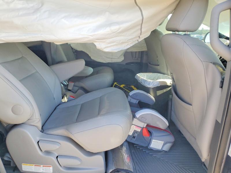 2015 Toyota Sienna xle 8-passenger