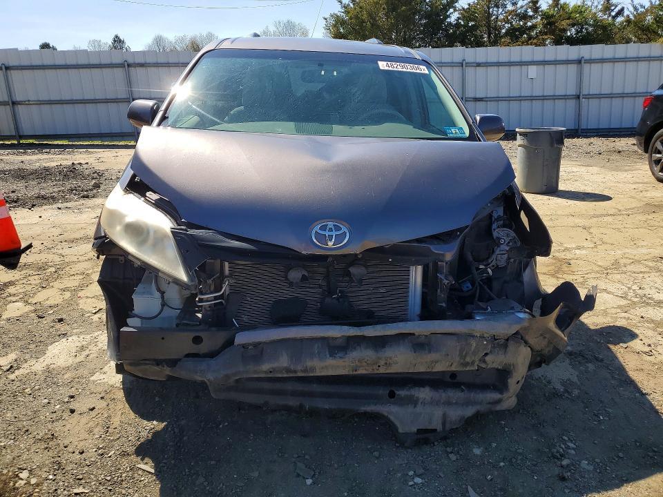2013 Toyota Sienna le 8-passenger