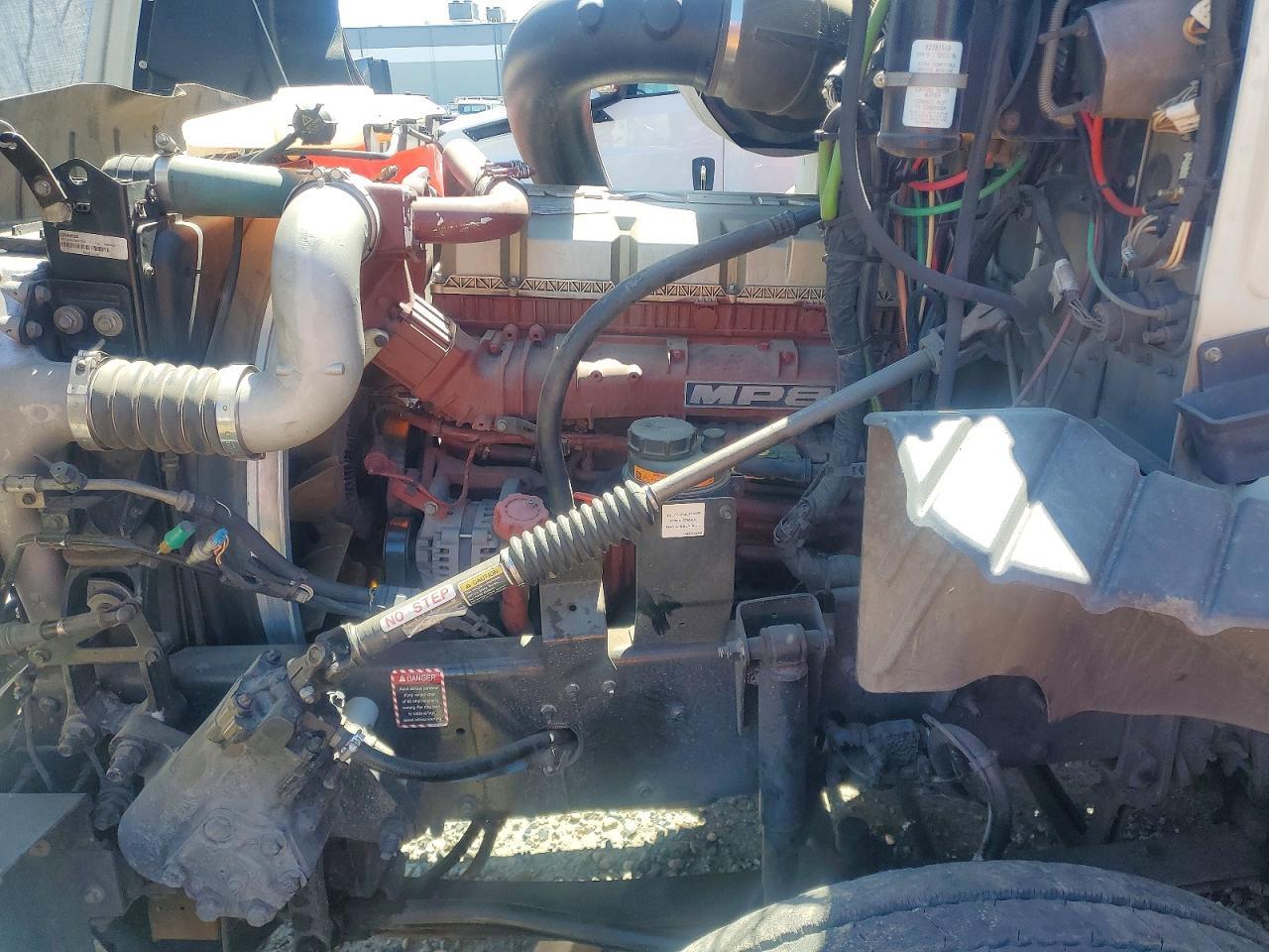 2016 Mack CXU613 Semi Truck