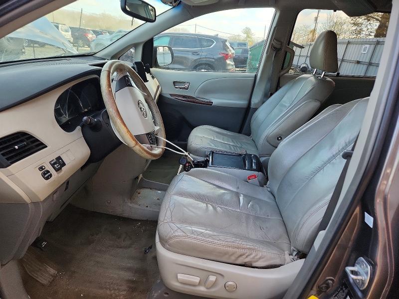 2011 Toyota Sienna xle 8-passenger