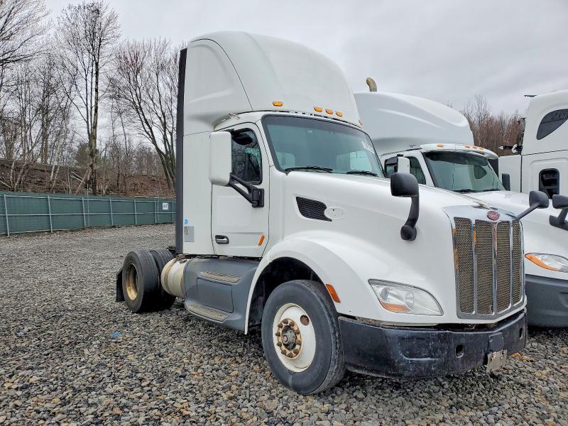 2016 Peterbilt 579 Semi Truck