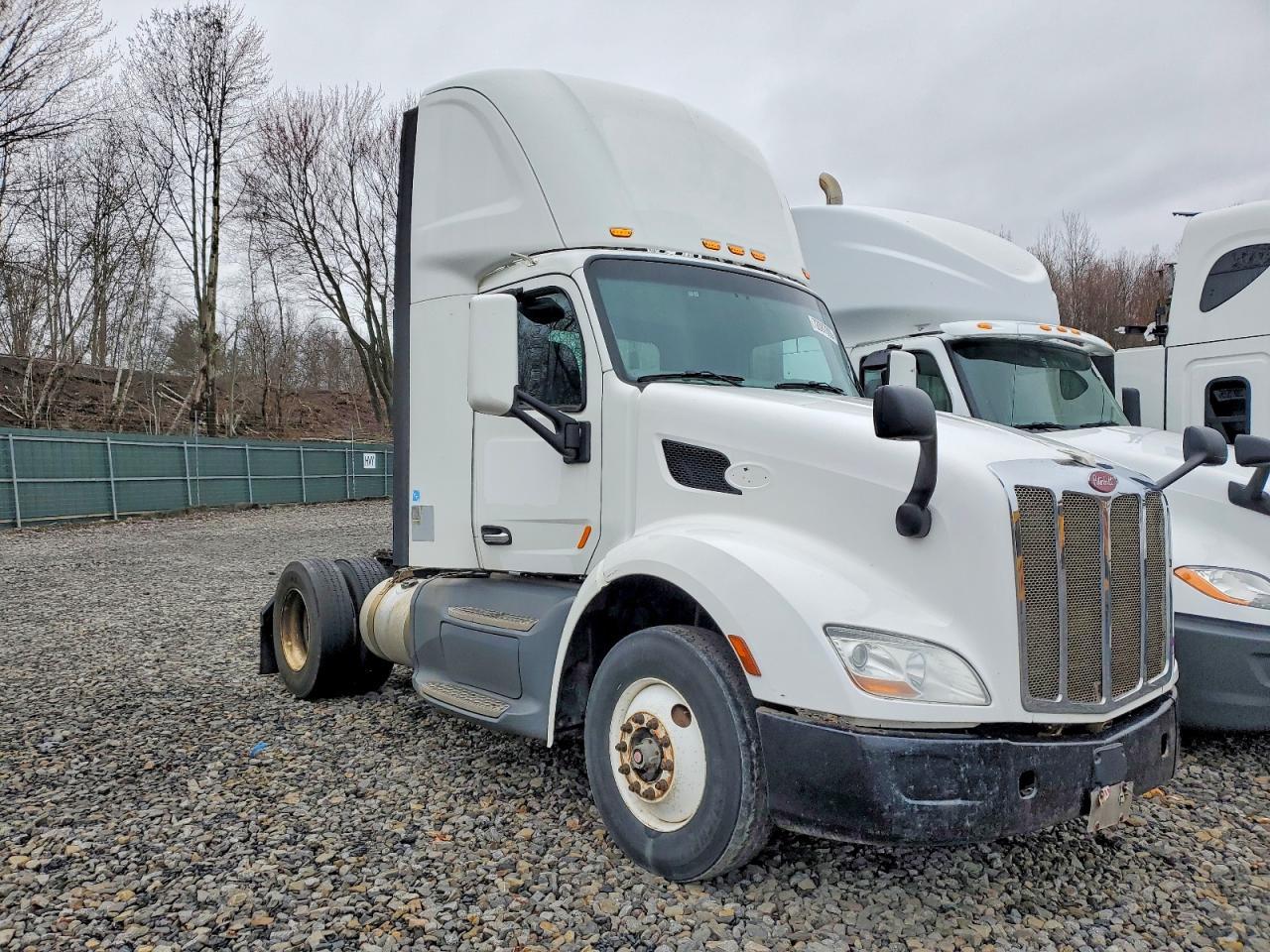 2016 Peterbilt 579 Semi Truck