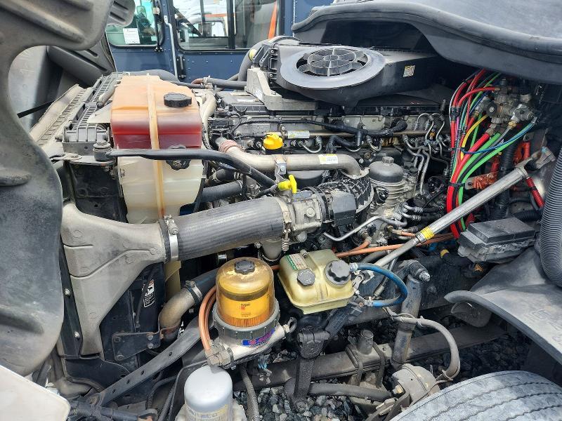 2016 Freightliner Cascadia 125 Semi Truck