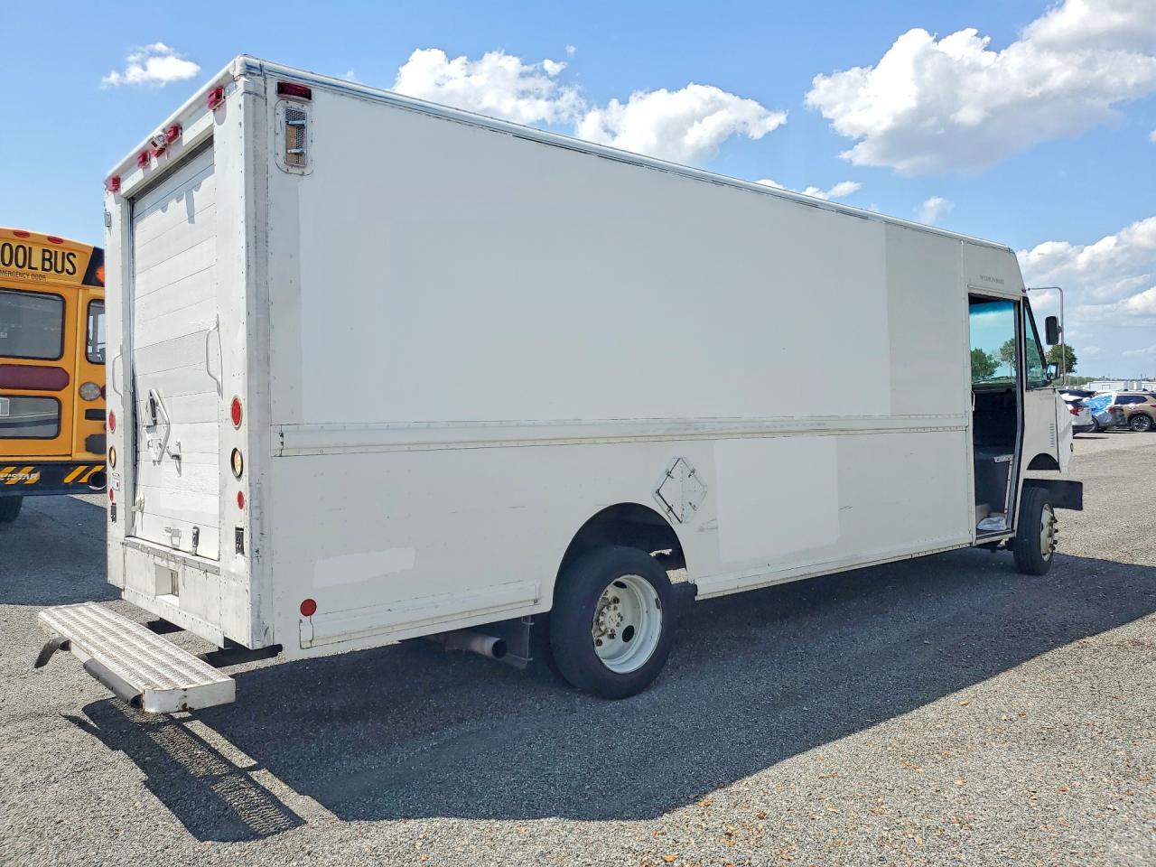2000 Freightliner MT45 Chassis Delivery Truck