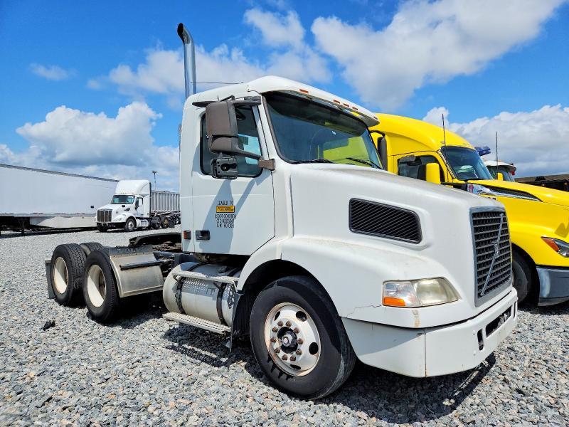 2003 Volv O VNM Semi Truck