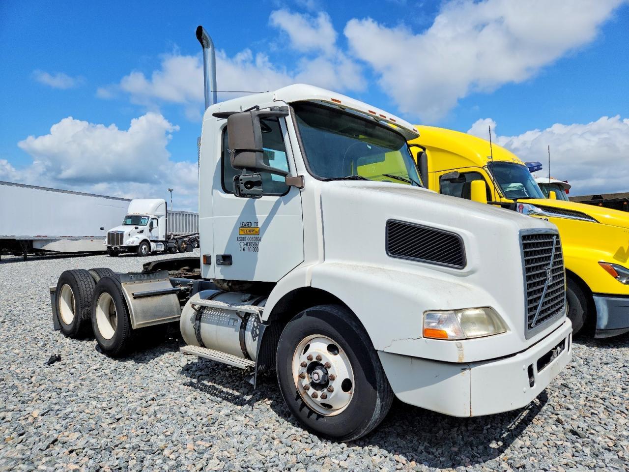 2003 Volv O VNM Semi Truck