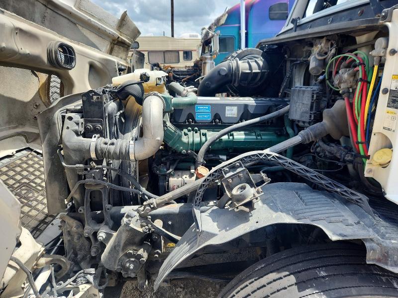 2013 Volvo VNL Semi Truck