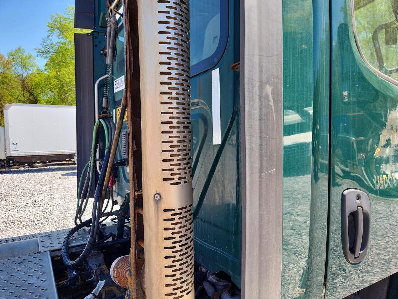 2016 Freightliner Cascadia 1-semi Truck