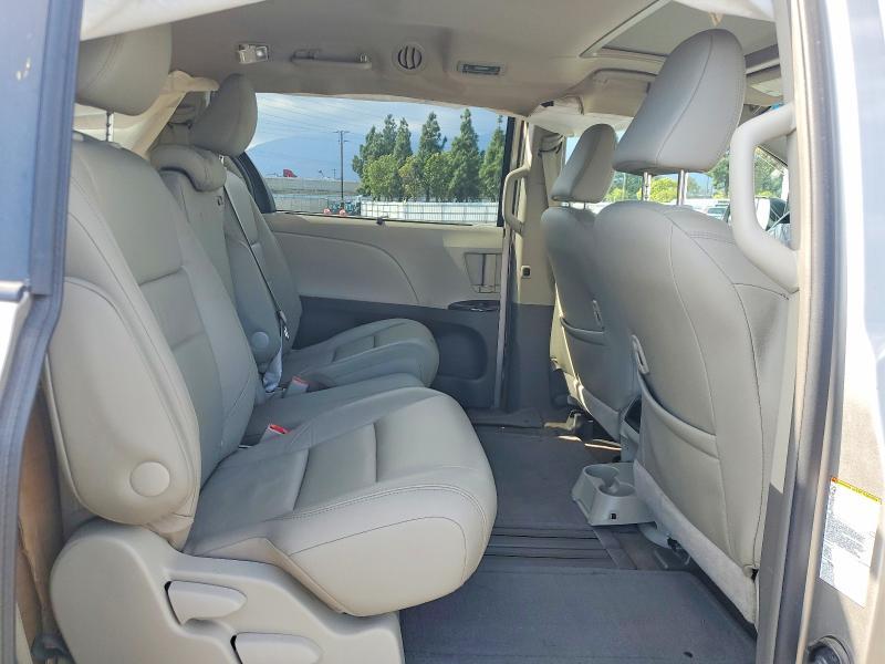 2016 Toyota Sienna xle 8-passenger