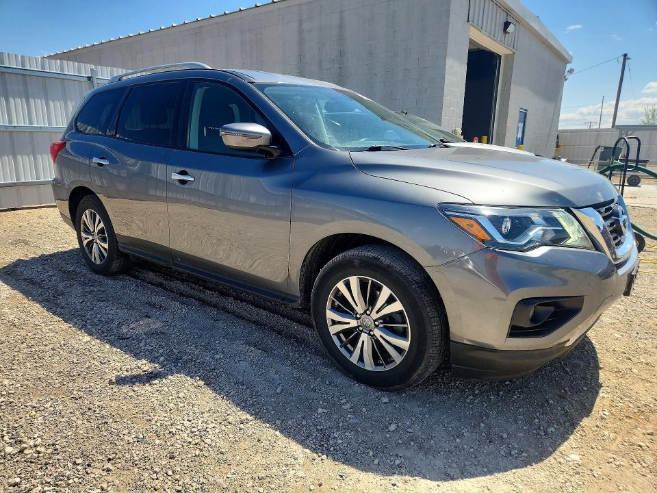 2020 Nissan Pathfinder sv