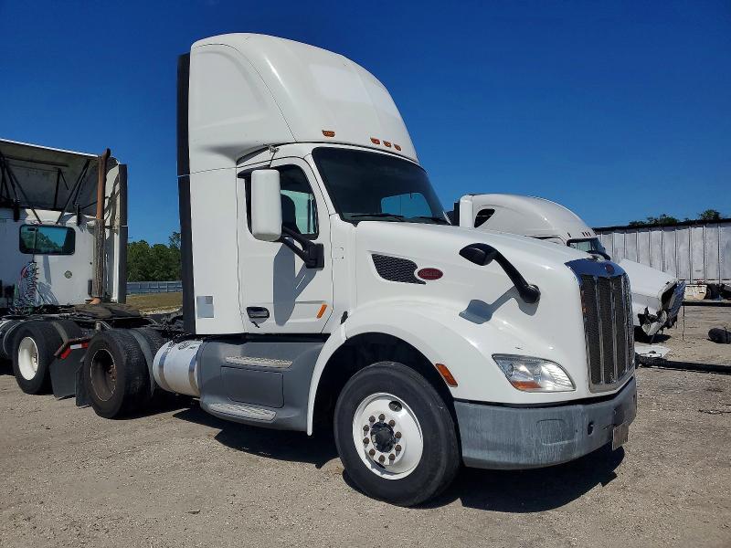2016 Peterbilt 579 Semi Truck