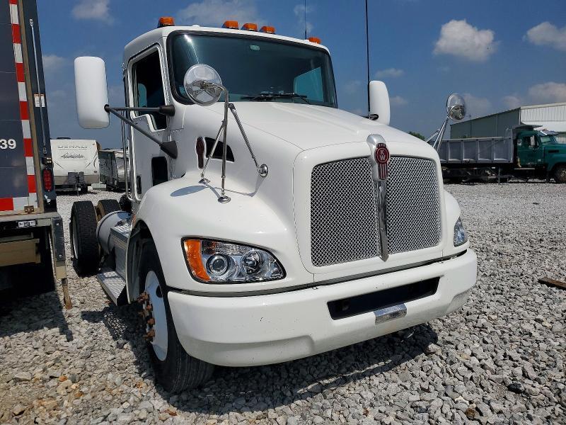 2015 Kenworth T330 Semi Truck